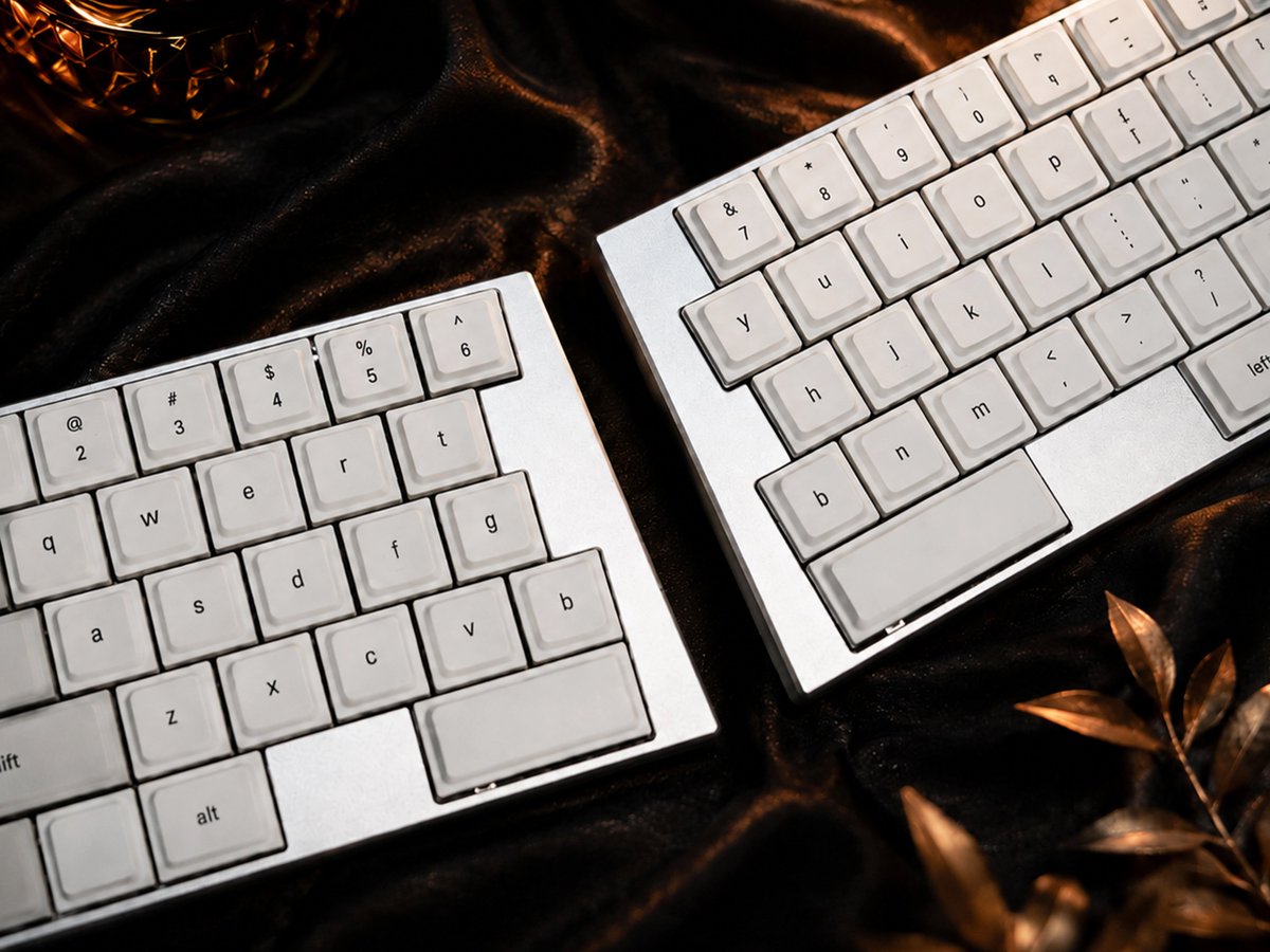 elimkeys_jp's tweet photo. 分けても、寄せても。
その日のデスクに合わせて、Elytraを自由に。
作業に集中したいときも、
すっきり置きたいときも。
使い方に合わせて形を変えられるキーボードです。
#ElimKeys #Elytra #分割キーボード #メカニカルキーボード #デスク環境 https://t.co/o0hw8vixb9