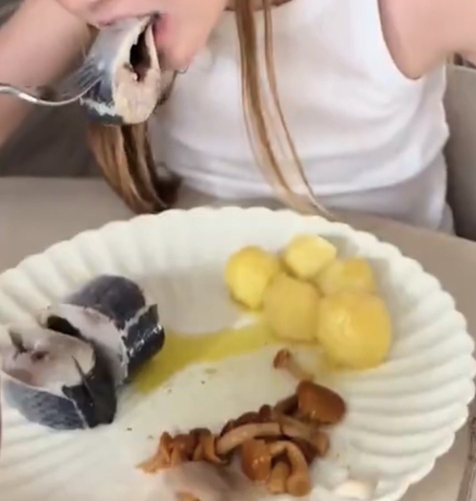 M00gata's tweet photo. @soufflewaffle Of course a white person thinks unprocessed food has to be fish slabs and boiled potatoes. Try the unprocessed cultural food of any nonwhite culture, I promise you’ll see spices. Pretending anyone who doesn’t see the appeal is a dumb American is incredibly Eurocentric https://t.co/gm0Pap4izY