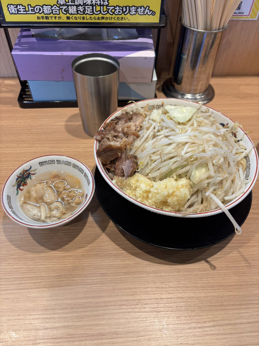 iknm023's tweet photo. 前回の失敗しないために野菜を少なくしたけどとち狂ってニンニクマシマシにしてしまいまたもや失敗( ͡° ͜ʖ ͡°)

珍しいの走ってたけどTXって日本で売ってないよね？ https://t.co/Kiooq8AhAE