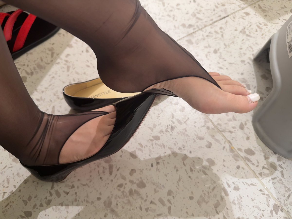 ClementWaidku's tweet photo. 내 양말 예쁘니?  #발 #페티쉬 #ㅅㅌ #feet #양말 https://t.co/ov0IO9XH2W