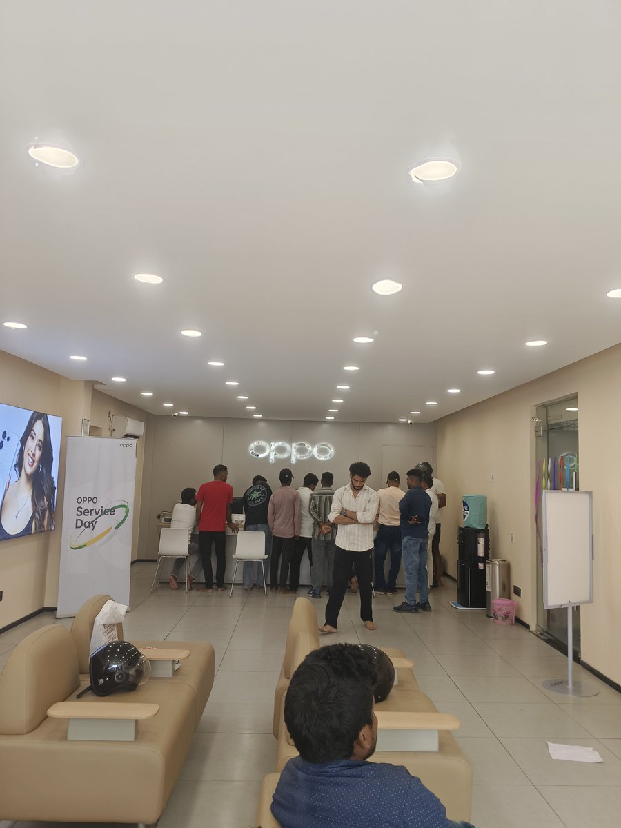 PRITAM__RAJ's tweet photo. Hello @OPPOIndia @oppo 
मैं ये जानना चाहता हु कि आपके सर्विस सेंटर में कोई काम करवाने में कितना समय लगता है और आप अपने सर्विस सेंटर में प्रोडक्ट की नहीं रखते हो एक तो इतना देर से बैठे रहो और जब मेरा नंबर आये तो आपका स्टाफ किसी और का काम करने लगे किसी और से कॉल पर बात करने लगे https://t.co/BiZ29ywjRm