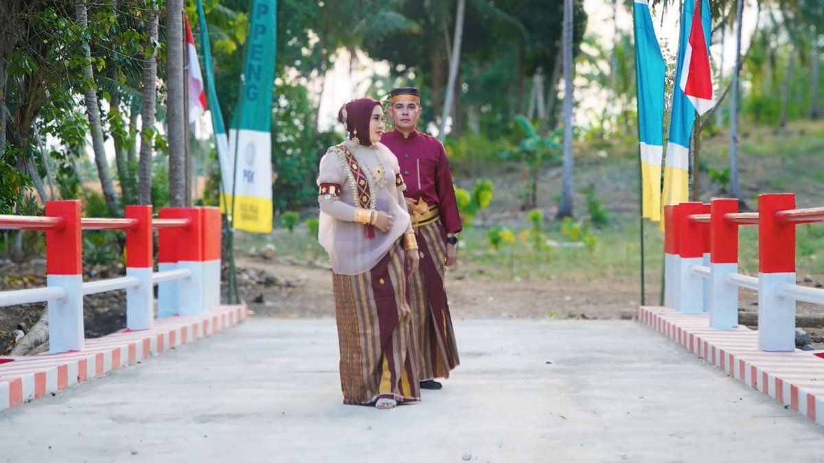 DimSoppeng's tweet photo. “Di bawah langit yang sama, di atas Jembatan Armco Desa Masing, dua hati memilih untuk melangkah dalam satu tujuan.

Prewedding Sertu Kamalauddin Sebuah kisah cinta yang diabadikan hari ini, untuk menjadi kenangan indah sepanjang masa. https://t.co/7GB91gFjf6