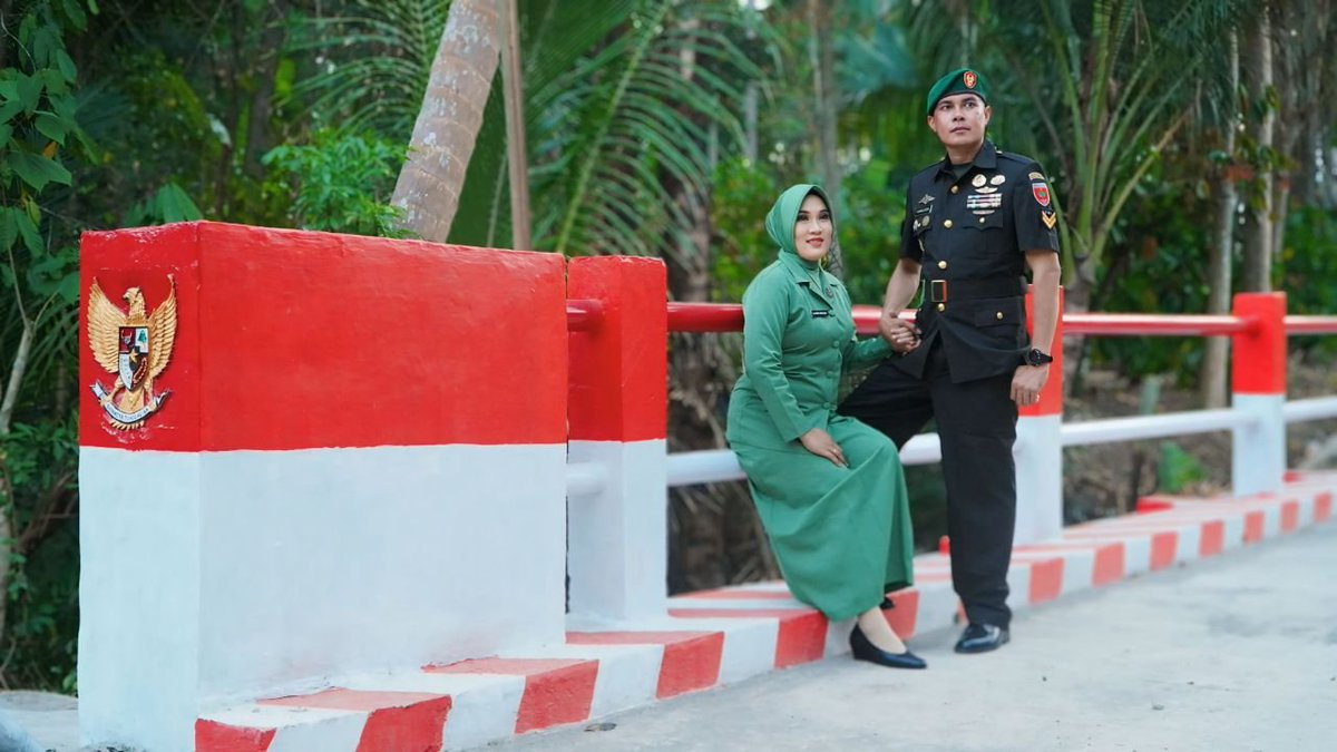 DimSoppeng's tweet photo. “Di bawah langit yang sama, di atas Jembatan Armco Desa Masing, dua hati memilih untuk melangkah dalam satu tujuan.

Prewedding Sertu Kamalauddin Sebuah kisah cinta yang diabadikan hari ini, untuk menjadi kenangan indah sepanjang masa. https://t.co/7GB91gFjf6