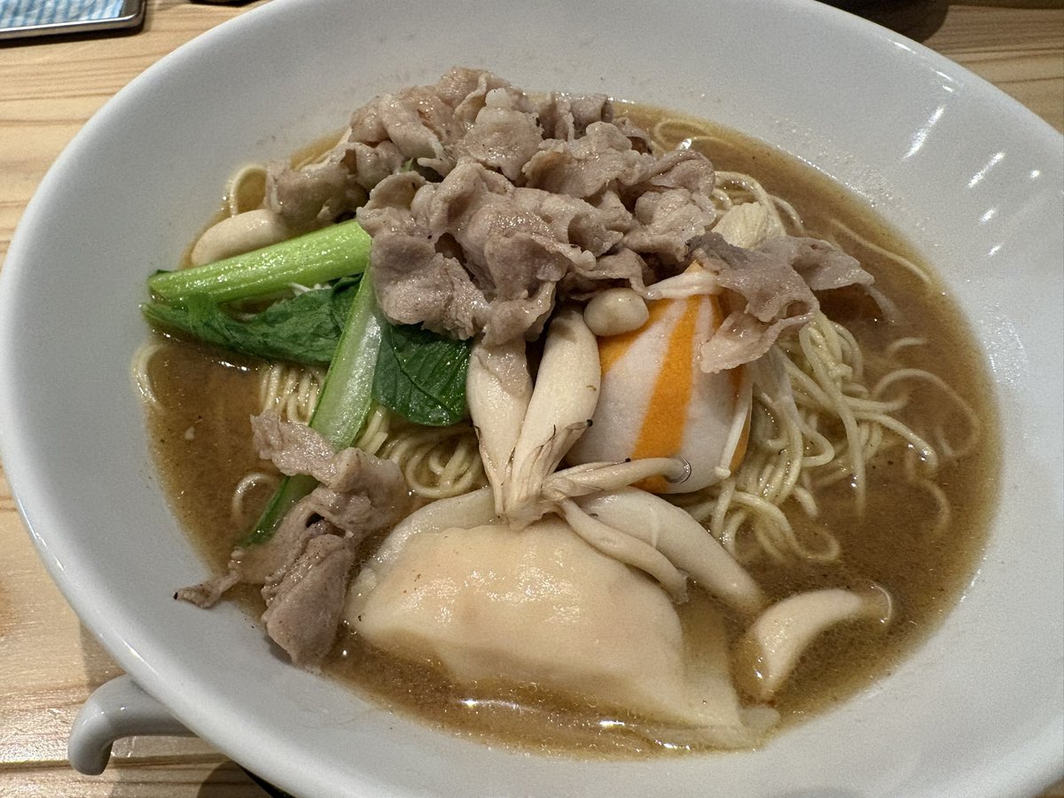 tengenji56's tweet photo. 初めて行きました！量り売りは控えめにしたつもりでも値段は結構行く。恥は普通。もっと美味しいスープがあるのかも？ https://t.co/LjG9fEK9kS
