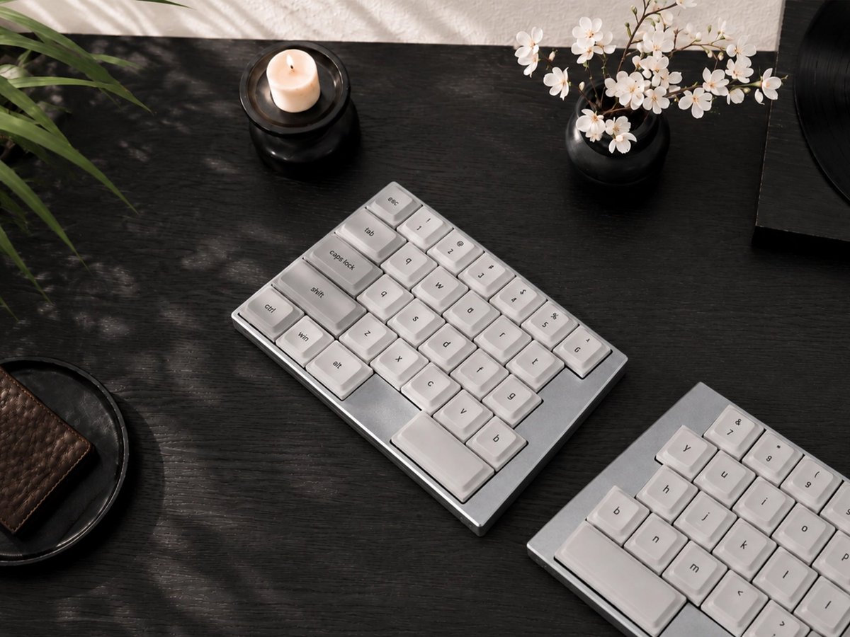 elimkeys_jp's tweet photo. 静かなデスクに、静かな打鍵。
余白を整えるように、手元も整う。
Elytraと過ごす、心地よい作業時間。
#ElimKeys #Elytra #分割キーボード #メカニカルキーボード #デスク環境 https://t.co/YnjfLPw79v