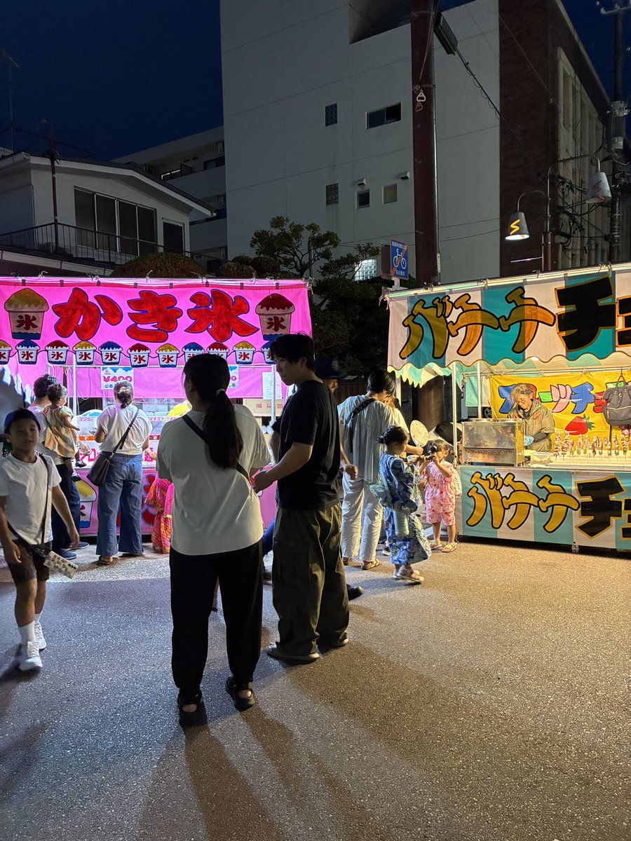 charmy0531's tweet photo. そして8月9日
故郷のお祭り🍻🏮🍧🎆
屋台いっぱいでめっちゃ嬉しい🤣
地元だから誰に会うかわからんからメイクしたが、会ったのは従兄弟だけ☝️😂
写真だとスッピンと何の変わりもなし😩
実物いいくせして(*>▽<*) https://t.co/wfpfbB2Oat