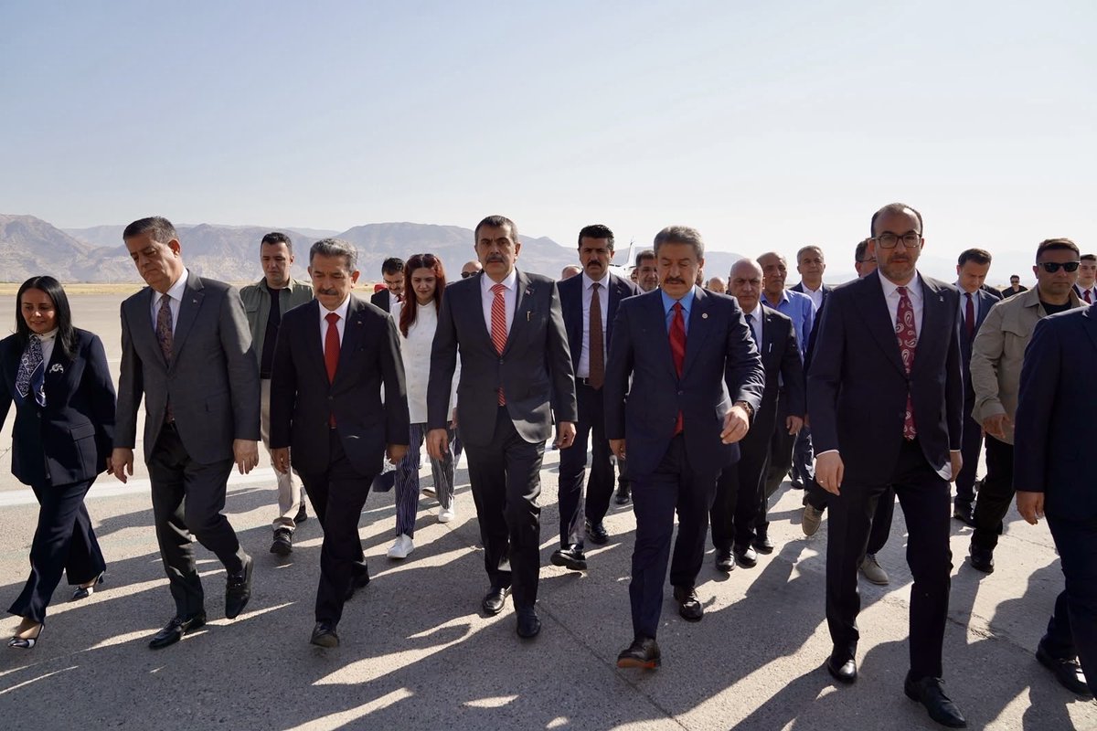 sirnakmem73's tweet photo. Millî Eğitim Bakanımız Sayın Yusuf Tekin, Valimiz Sayın Birol Ekici, İl Millî Eğitim Müdürümüz Sayın Hakan Cırıt ve il protokolümüz tarafından Şırnak Şerafettin Elçi Havalimanı’nda karşılandı.

Bakanımız Sayın Yusuf Tekin, 81 ilimizin Millî Eğitim Müdürlerinin katılımıyla gerçekleştirilecek programlara başkanlık etmek ve çeşitli temaslarda bulunmak üzere ilimize teşrif etti.

Şehrimizde gerçekleştirilecek programların hayırlara vesile olmasını diliyoruz.

@tcmeb @Yusuf__Tekin @sirnakvaliligi @birolekici73 @hkncrt1
