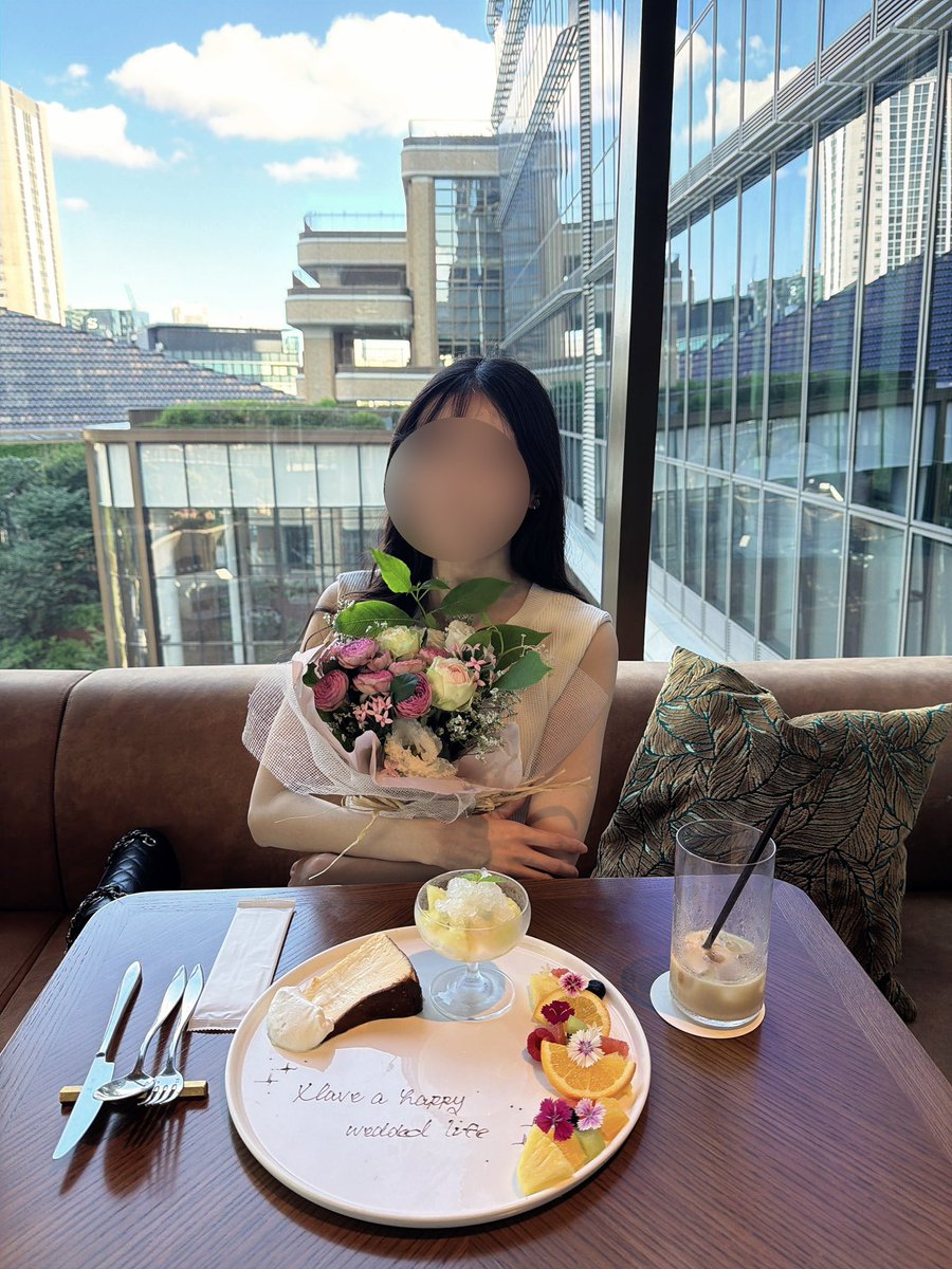 uv_nzn's tweet photo. お友達に結婚のお祝いしてもらった💍
可愛いお花までいただいた💐🤍 https://t.co/fhGIm7Z3AC