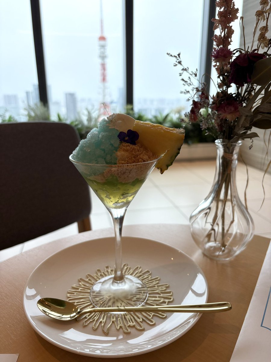 2kRT's tweet photo. ヒルズパフェコレクション、14時過ぎに行ったら残りがマンゴー・抹茶・ピニャコラの3択だったので気になってたピニャコラ🟦 https://t.co/R971gqnm1s
