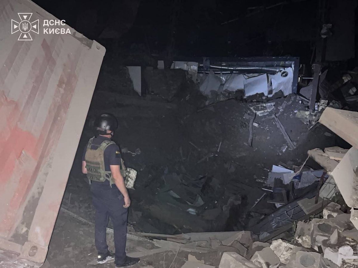 Gerashchenko_en's tweet photo. A crater by the children's hospital in Kyiv after Russia's ballistic attack on the city last night.

Thankfully, the doctors and kids are safe. https://t.co/LTzhmXoNex