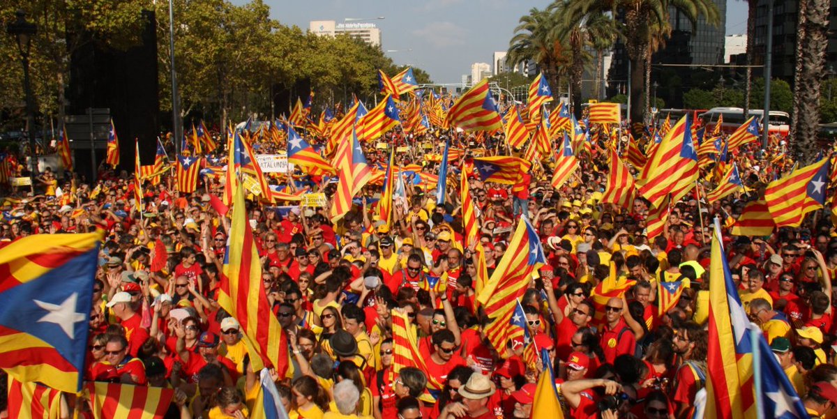 Byaabed's tweet photo. Bon dimarts tingueu.
Avui vull fer una reflexió sobre l’autoodi endogàmic dels catalans. En la política mal anomenada independentista catalana, els d’un partit odien els de la resta de partits. Així, Catalunya mai no podrà cohesionar un front únic per assolir la independència. Els militants i simpatitzants, sovint enganyats, dels partits pseudoindependentistes es deixen arrossegar per uns líders que, per amagar les seves misèries i corrupteles, es dediquen a atacar adversaris amb els quals comparteixen, suposadament, l’objectiu nacional de la llibertat.
Aquesta animadversió intrínseca entre els polítics catalans es veu reflectida en l’odiosa enveja que tenen a Sílvia Orriols. Els que ens haurien d’haver portat a Ítaca l’1-O del 2017 i que ara es troben acomodats en la gestió autonòmica són els que s’han tret de la màniga aquesta enemicícia contra @CatalunyaAC. I ho fan amb mala praxi, assetjant un dia sí i l’altre també la líder del partit més jove i amb més projecció de la història de Catalunya.
No saben com aturar l’ascens d’un partit que diu les veritats que tothom deia en privat i amb la boca petita, per por de ser titllat amb els qualificatius que hom utilitza quan ja no té arguments per impugnar les evidències. I acusar @CatalunyaAC de ser un invent del CNI, i ves a saber de qui més, pel simple fet de dir, per exemple, que els catalans i els espanyols s’han d’unir contra el califat islamista, em sembla una mostra esbiaixada de mala fe per desviar la mirada dels problemes reals que l’establishment mai no ha afrontat al llarg dels anys i panys que porta segrestades les nostres institucions. Ans al contrari! Una Catalunya lliure ha de tenir bones relacions de veïnatge amb Espanya, França i tota la resta de la comunitat europea.
Certament, AC s’ha d’aliar amb els espanyols, els francesos, els italians, els alemanys, els anglesos i amb totes les societats occidentals per frenar l’avanç d’un fenomen que té com a únic objectiu destruir el gran motor de la modernitat de la història de la humanitat: Occident. Dir això no està renyit amb treballar per la llibertat de Catalunya. Ans al contrari! Una Catalunya lliure ha de tenir bones relacions de veïnatge amb Espanya, França i tota la resta de la comunitat europea.Per tant, deixem-nos d’inventar malvolences internes per continuar xuclant de la mamella d’una Catalunya ja famolenca, i forgem complicitats en benefici del país i dels catalans. La unió fa la força. Salut!