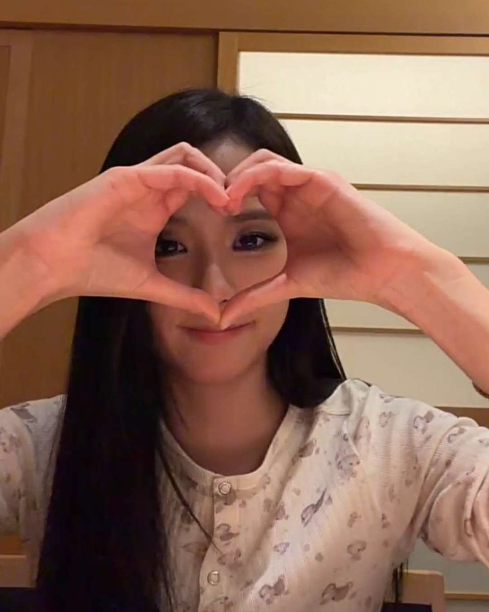 LalisaTay_1327's tweet photo. En el live que hizo JISOO en su app, Ella estaba posando para que los fans tomaran capturas, Pero las políticas de privacidad de la app no lo permitían

Ahora JISOO implementó cambios y ya se poden tomar capturas de pantalla durante sus live, JISOO es la mejor del mundo 🥹🤧 https://t.co/s7j8NX1O5L