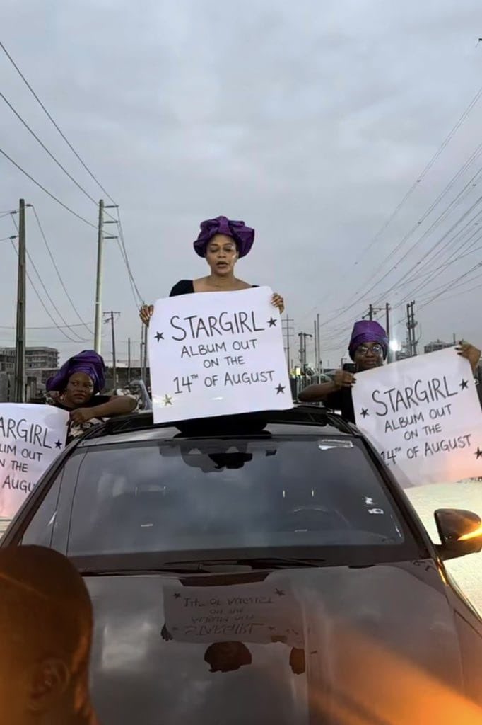 GuyMr10's tweet photo. Ayra Starr’s Mom on the street of Lagos announcing her daughter’s next Album which drops on the 14th of August 😂🔥 https://t.co/JyePIWis8f