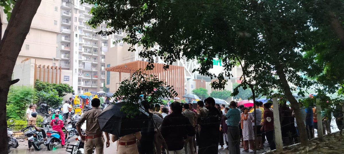 mukeshpal77's tweet photo. महागुन मायवुड्स | Mahagun Mywoods
Developer: Mahagun Group
Sector 16C, Gaur City 2, Greater Noida West

गौतमबुद्ध नगर प्रशासन को समर्पित दो पंक्तियां - 
“तुम्हारी फ़ाइलों में गाँव का मौसम गुलाबी है,
मगर ये आँकड़े झूठे हैं, ये दावा किताबी है…”

महागुन मायवुड्स में Residents की Association बने एक महीना हो चुका है। लेकिन Association के पास न अधिकार हैं, न व्यवस्था की वास्तविक कमान—क्योंकि Developer ने अभी तक handover ही नहीं किया।

Maintenance अब भी Developer की agency के हाथ में है। और Developer का रवैया सहयोग और जवाबदेही से कोसों दूर नजर आ रहा है।

उधर पिछले एक महीने से निवासी बिजली और पानी जैसी बुनियादी सुविधाओं के लिए जूझ रहे हैं।

GNIDA और Police से बार-बार गुहार लगाई गई, लेकिन सुनवाई का हाल ऐसा है जैसे शिकायतें भी किसी फाइल के पन्नों में कैद होकर रह गई हों।

विडंबना देखिए—

Association के हाथ बँधे हैं।
Developer handover नहीं कर रहा।
@OfficialGNIDA और @noidapolice सुन नहीं रही।
जबकि  इनके पास हस्तक्षेप की शक्ति है

फिर सवाल है—

आखिर निवासी जाएँ तो जाएँ कहाँ?

कागज़ों में Township चमक रही होगी,
लेकिन जमीन पर निवासी पूछ रहे हैं—

“साहब, बिजली-पानी कब मिलेगा?”

और व्यवस्था का जवाब शायद वही है—

“आपकी शिकायत संबंधित विभाग को भेज दी गई है।”

और जब 112 पर शिकायत होती है, तो तुरंत संदेश आता है—
“Event ID generate कर दी गई है।
तुरंत सहायता पहुँच रही है।”

#MahagunMywoods #MahagunGroup #GreaterNoidaWest #GNIDA #ResidentsRights 

@mahagungroup @dmgbnagar @myogiadityanath @myogioffice @UPGovt