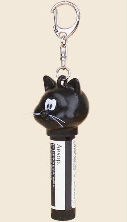 0613__yfeBTS's tweet photo. ユンギさん、何ぶら下げてるんだろうと思ったら黒猫のリップカバーキーホルダーつけてたのほんと可愛い…😭 https://t.co/Uqsy8P8KGq