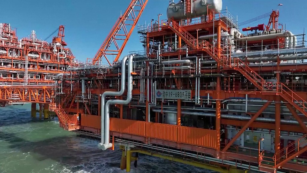 XisMoments's tweet photo. The first phase of China's Bozhong 19-6 gas field, the country's first 100-billion-cubic-meter-scale gas field in the #Bohai Sea, has entered full operation, with daily oil and gas output exceeding 5,200 tonnes.
#China #Energy https://t.co/y37Z7pAUur
