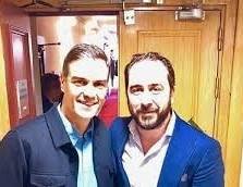 acro_l's tweet photo. @juansotoivars Sí que parece estrategia.
Me recuerda cuando este mismo cero a la izquierda en gestión, veía las fotos de su jefe con Aldama y animaba a hacerse fotos con famosos para restar importancia.
Entonces no era una ignominia.
Para mí que este Espalda Plateada planea dominar a la manada. https://t.co/kTP9Udi0ZA