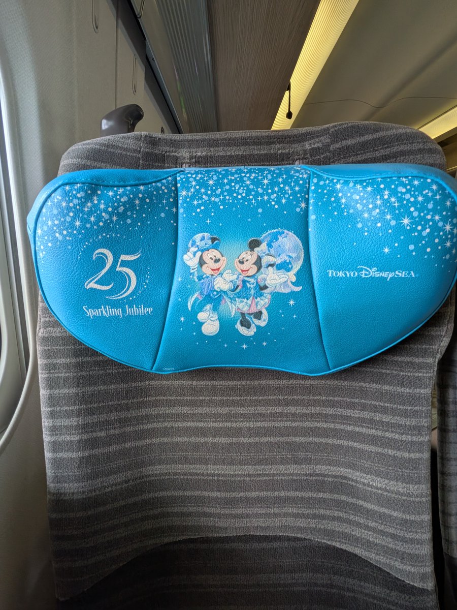 ykmk_7y's tweet photo. 朝は台風大丈夫だったので、無事に仙台遠征！
行きの新幹線ディズニシー25周年のだった！！
内装まで可愛い♡
あとは無事に帰れることを祈るのみ！ https://t.co/HIjf5oq2JP