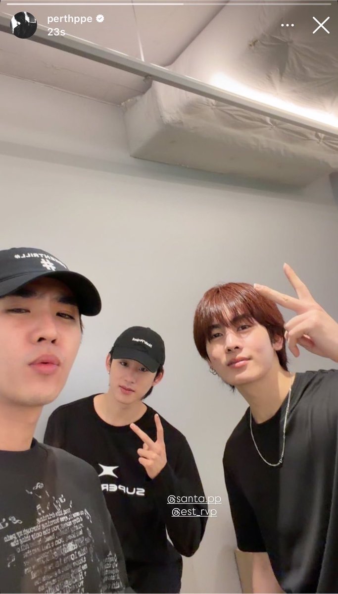 lorloryd's tweet photo. น้องเอสใส่เสื่อ #SUPERSUN 💭🖤

— BASIC OVERSIZED LONG SLEEVE TEE
สวยมากในเว็บยังมีไซต์ 1-2 อยู่ ด้วย 
( @zee_pruk #ZeePruk #est_rvp ) https://t.co/kt6xjzVodV