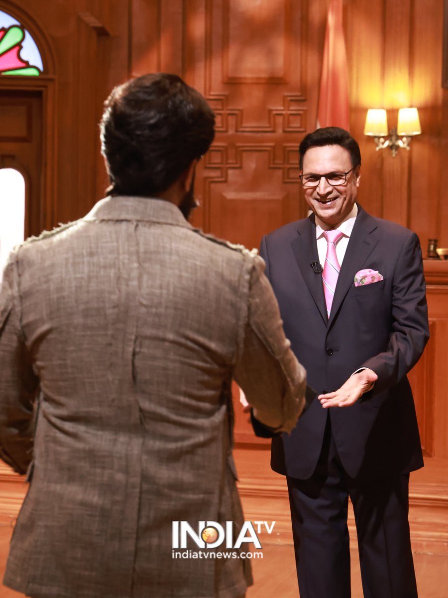 indiatvnews's tweet photo. कौन है ये आदमी? जिसे दो वक़्त की रोटी नहीं मिलती थी, अब हज़ार करोड़ कमाता है. कौन बैठा है कटघरे में? ये पर्दे पर आता नहीं, पर्दा फाड़ देता है. पहचानिए कौन? बताइए कौन?

#IndiaTV #AapKiAdalat #ComingSoon https://t.co/xNMFgcAUsK