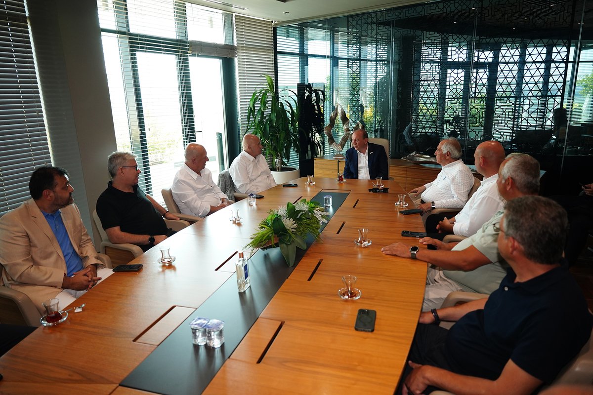 OzerMatl's tweet photo. Karacabey Ticaret ve Sanayi Odası Önceki Dönem Yönetim Kurulu Başkanı Sayın Naci Güncü’yü ve önceki dönem Meclis ve Yönetim Kurulu üyelerini ağırlamaktan büyük memnuniyet duydum.

Kadim dostum Naci Güncü ve değerli dostlarımızla; Karacabey’imizin üretim ve ticaret potansiyelini, Bursa iş dünyasının beklentilerini ve BTSO’ya ilişkin vizyonumuzu değerlendirdik.

Bursa’nın her ilçesini, her sektörünü ve her ölçekteki işletmesini kapsayan; üyelerimizin sesini yönetime daha güçlü taşıyan, şeffaf ve katılımcı bir BTSO için çalışmalarımızı kararlılıkla sürdürüyoruz.

60 bin üyemizin birikimi, tecrübesi ve katkısıyla Bursa’mızın üretim gücünü hep birlikte daha ileri taşıyacağız.

Nazik ziyaretleri ve samimi sohbetleri için kendilerine teşekkür ediyorum.

Birlikte Güçlü, Birlikte İleri
#BirlikteGüçlüBirlikteİleri #ÖzerMatlı #BTSO #Karacabey @naciguncu