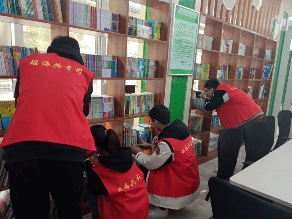 Whyte14443844's tweet photo. Today spent 4 hours sorting books for the local community library with 5 awesome volunteers! Seeing kids light up when they pick their first story book is the best reward ever. https://t.co/0S8HAw3n4w