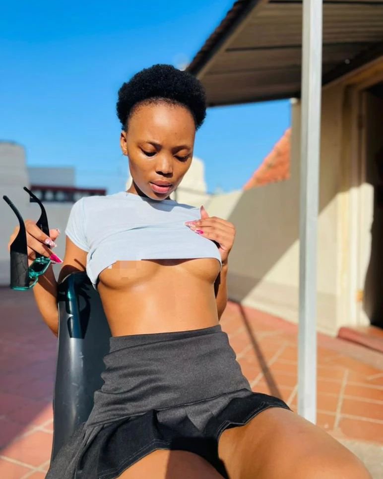 chamainemaake's tweet photo. #Tuesday 🖤 https://t.co/26ZI7IrkYJ