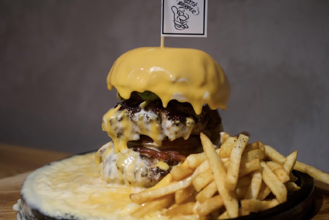 Songgenics_CL's tweet photo. 【協賛店舗紹介🍔】
ーアピッツバーガー南草津店 様一

イタリアから調達されたチーズや、鉄板で焼き上げたもちもちのバンズ、牛肉100%のビーフパティなど、こだわりの素材が詰まった「できたて」のハンバーガーを提供🍔✨

南草津駅から徒歩5分👌
ランチもディナーも大歓迎！ぜひお立ち寄りください👍 https://t.co/PmJIfgoVH4