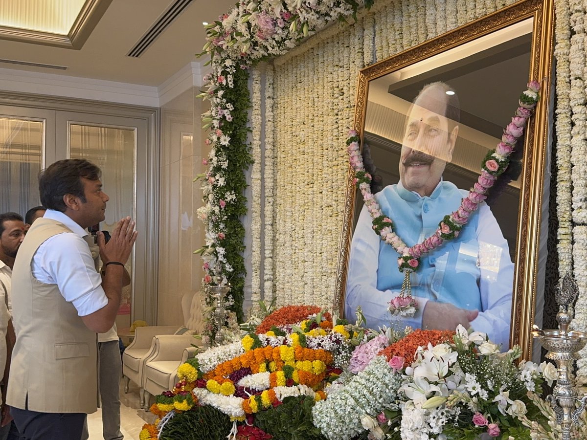 RahulVKarad's tweet photo. Met the family of Dr. D. Y. Patil Ji to pay my respects and offer my heartfelt condolences. 

The warmth and bond shared between our families over the years will always remain cherished. Dr. D. Y. Patil ji's immense contribution to education and society, and his enduring legacy, will continue to inspire generations. 

Om Shanti.