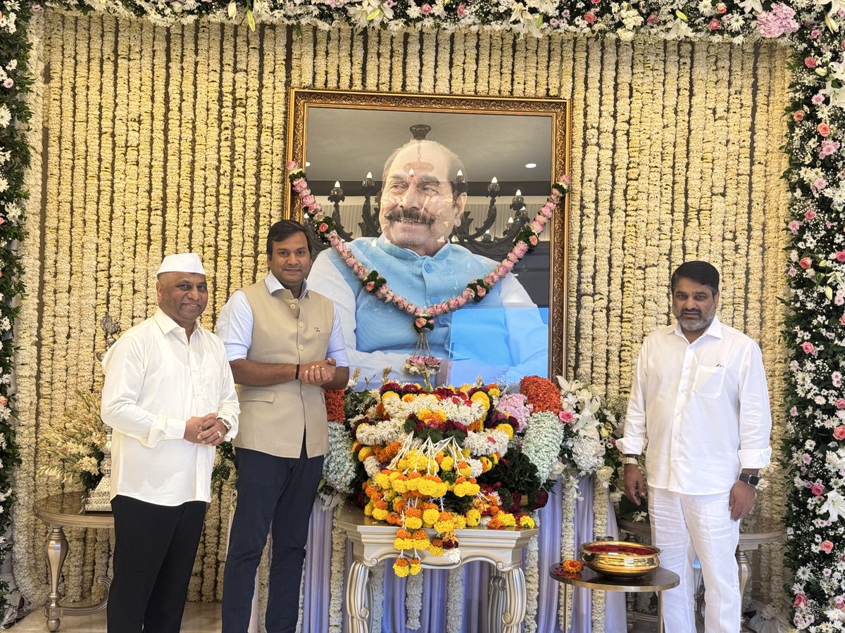 RahulVKarad's tweet photo. Met the family of Dr. D. Y. Patil Ji to pay my respects and offer my heartfelt condolences. 

The warmth and bond shared between our families over the years will always remain cherished. Dr. D. Y. Patil ji's immense contribution to education and society, and his enduring legacy, will continue to inspire generations. 

Om Shanti.