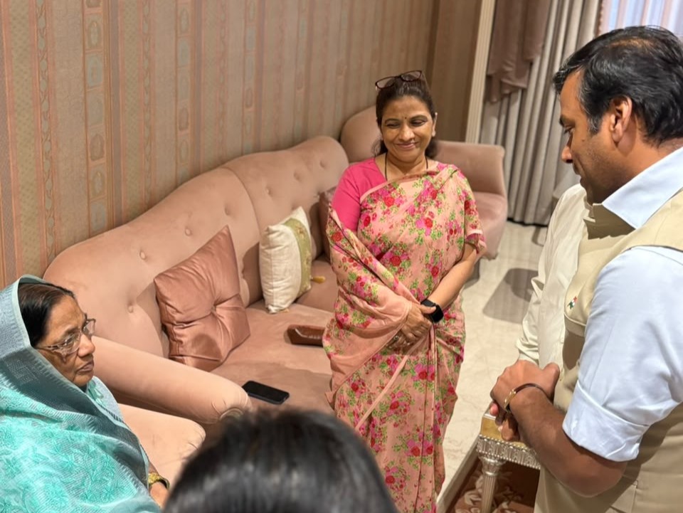 RahulVKarad's tweet photo. Met the family of Dr. D. Y. Patil Ji to pay my respects and offer my heartfelt condolences. 

The warmth and bond shared between our families over the years will always remain cherished. Dr. D. Y. Patil ji's immense contribution to education and society, and his enduring legacy, will continue to inspire generations. 

Om Shanti.