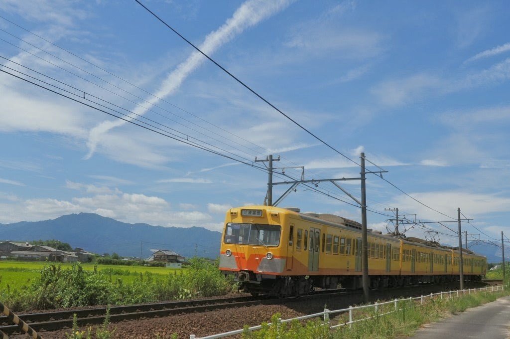 oki616's tweet photo. 今日は山の日なので藤原岳をバックに
#三岐鉄道
#元西武車 https://t.co/bTn2A9dWD4