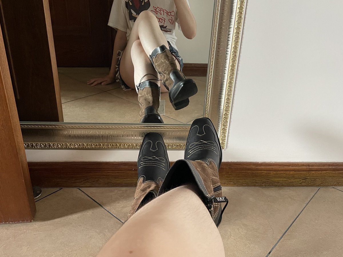 NatCook3's tweet photo. There is always a pair of boots. https://t.co/tmUsWZSxaa
