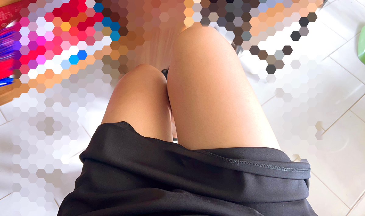 HaV269's tweet photo. ไฟดับ เหงื่อไหลเปียกหมดแล้ว ขอเอาขาผึ่งลมหน่อยยย🥵🥵 https://t.co/RZNJLsS7I4