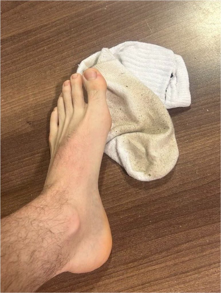 MasterOscarH's tweet photo. Morning boys who’s going to get used by their 18yo master today ? 

Gym session done these socks and feet fucking reek 🤢

Come make yourself useful to a real man so much younger than u 

Findom teen master young superior hierarchy foot slave videos cashmeet https://t.co/0V9e75Pxmy