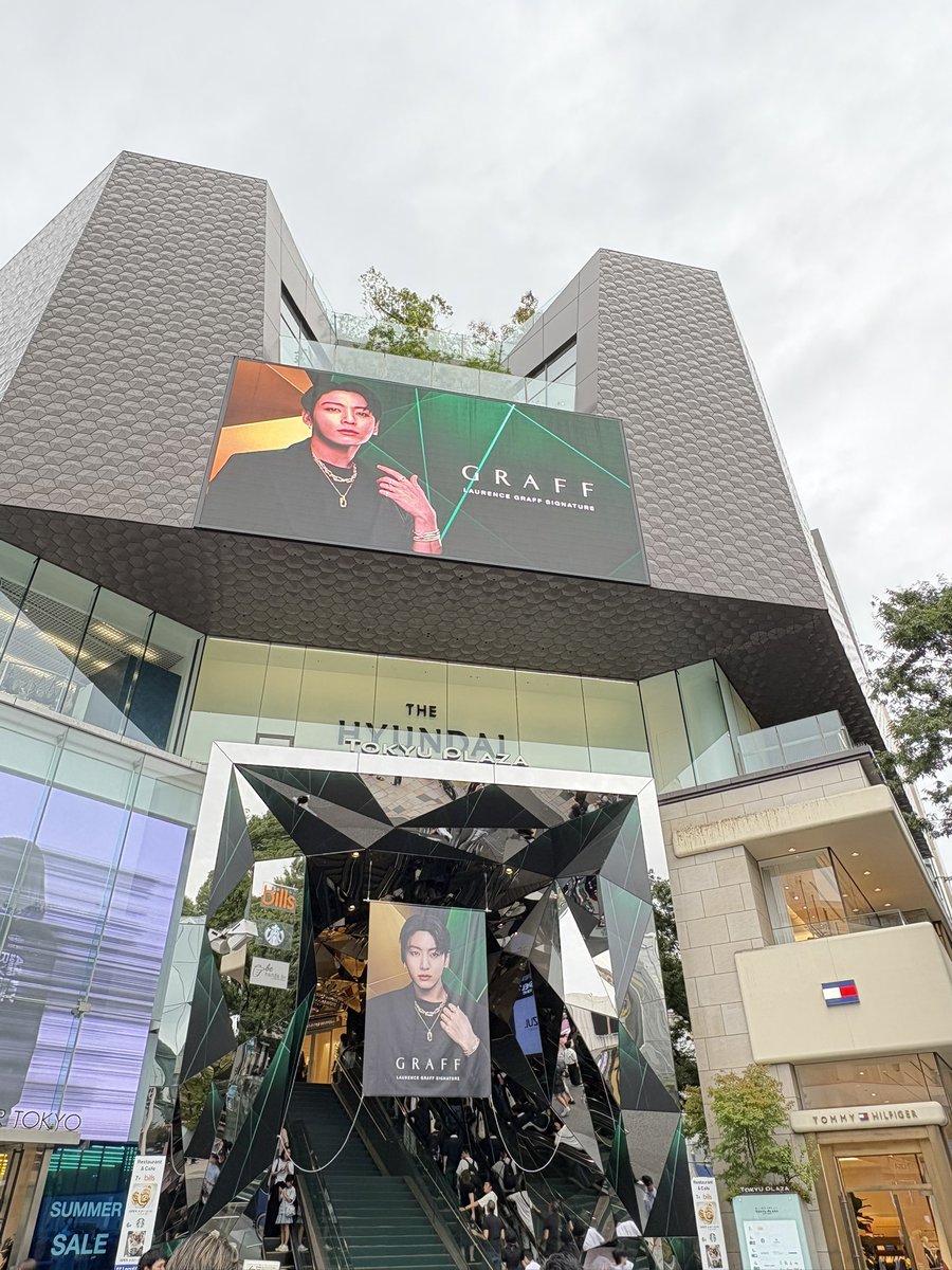 JKJK0901MHMH's tweet photo. 原宿でジョングク見て来たよ🤩🙌✨
背景が
ゴールデンマンネに相応しい
色使いで圧巻ｷｬｰ(⁎˃ ꇴ ˂⁎)−ｯ💕
無駄に3回上り降りしたわ🤣

中に入ってレアなガチャを
子供から3回回され
おねいさんとトレードに成功😚
オンマのコミュ力と洞察力を褒められた🤭✨ https://t.co/v2QwbzcrLO