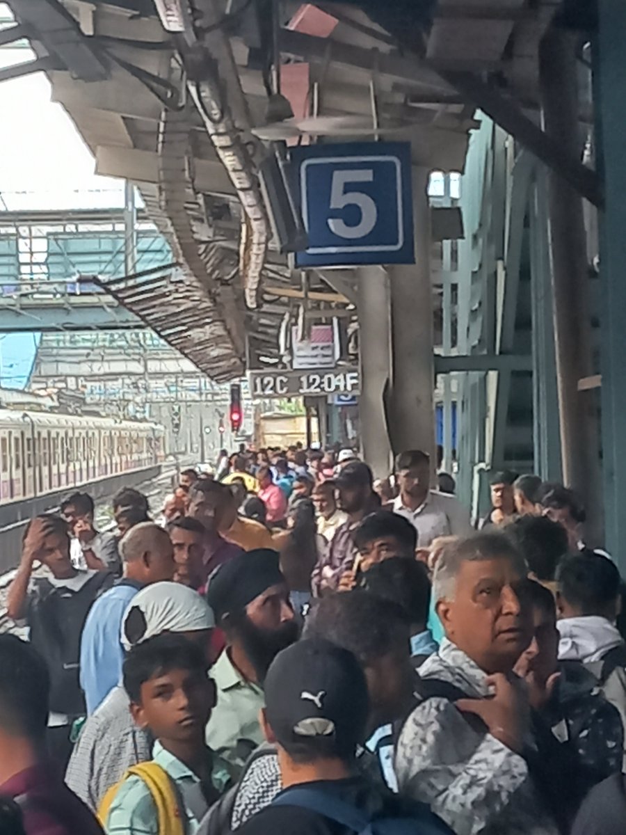 MangeshRamesh's tweet photo. Western Railway's local trains are running 30 minutes late for the second consecutive day.
#WesternRailway
#suburbantrain
#mumbai
#local #train https://t.co/3m5et1UTw7