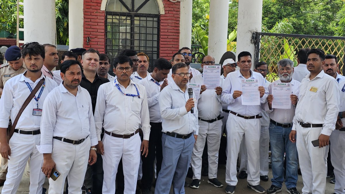 Aisma_pryj_div's tweet photo. In peaceful Gandhian protest against being denied entry, AISMA rep. sang "Raghupati Raghava Rajaram" outside the GM/NCR office.A symbol of non-violence against unjust obstruction of station masters meeting their own officers. #AISMA @RailMinIndia @ndtv @AshwiniVaishnaw @CPRONCR https://t.co/Dzw1uvU1Iw