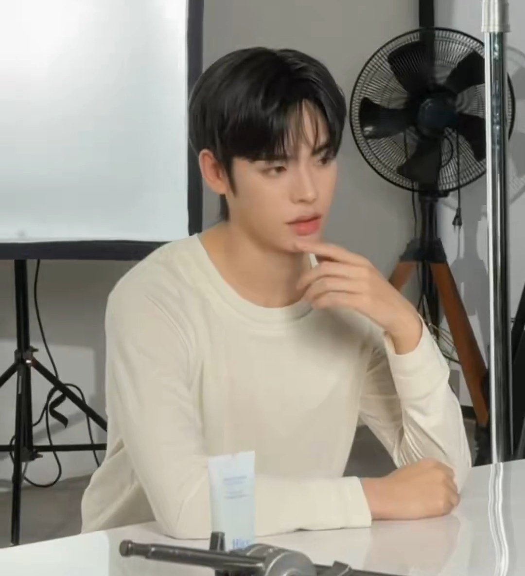 teeteebaipor's tweet photo. หมวยมากเยยง่ะ ตาสวย มือสวย นิ้วสวย หน้าสวย จริตเริ่ดมากยัยจิ๋ว 🤏🥺 https://t.co/pypcOQ6q08