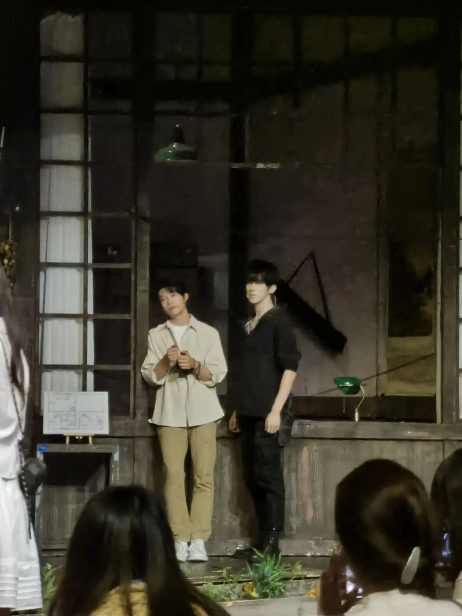 TourinLicang's tweet photo. Yucun Notes stage show presents familiar characters with fantastic stage design. Feel warmth and adventure of the story.
#DramaQingdao #TheaterNight https://t.co/QRgSeZOf0j
