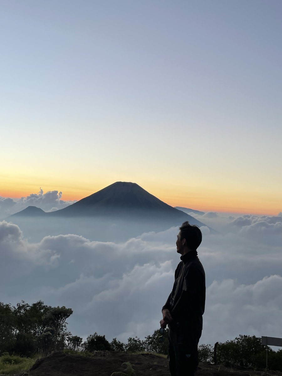 tanpagulaa1's tweet photo. @maayummm ini liat sindoro dari sumbing https://t.co/lCD1bfHSkE
