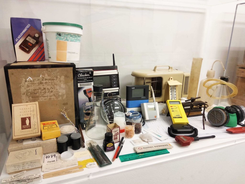muprevalencia's tweet photo. 🧐 Caixes antigues que s'usaven per a guardar peces, instruments d'altres èpoques, suports i màscares vintage...

Un variat lot que conservem a les nostres sales de reserva i que és una bona mostra de l'evolució de la #ConservacióPreventiva en el nostre museu 👩🏻‍🔬

#RestauraMupreva https://t.co/wRRFr7mUuI