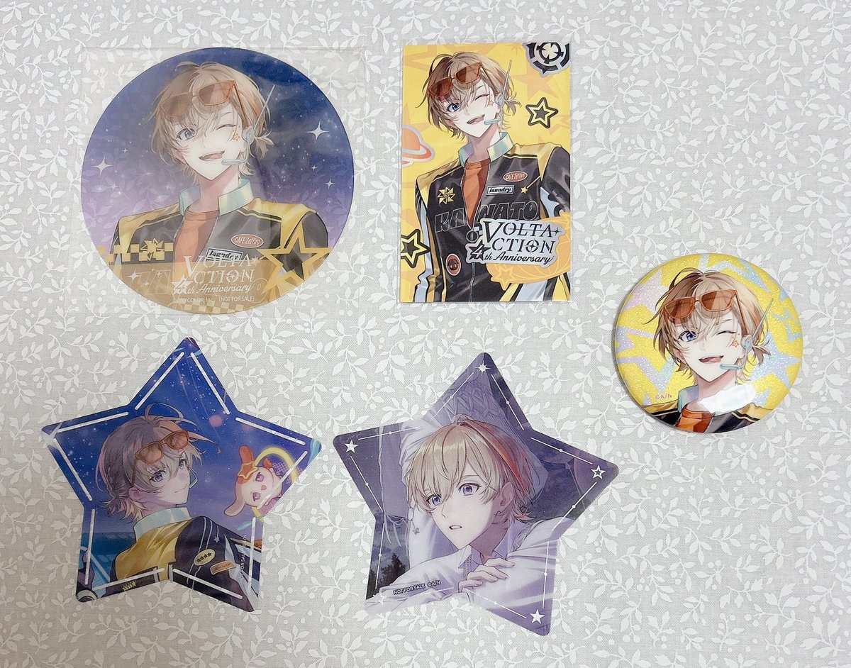 kaao_qq's tweet photo. 【交換】 にじさんじ VOLTACTION 4th Anniversary ヴォルタ 4周年 チェキ風カード 缶バッジ 特典

譲：画像参照
求：4枚目 🟨

OS特典は4枚目左側を含む交換のみです。
1枚のみの交換は不可、2枚以上からを希望しております。
黄色線は定価＋送料にてお譲り可能です。

お気軽にお声掛けください。 https://t.co/AW5gQs5HUB