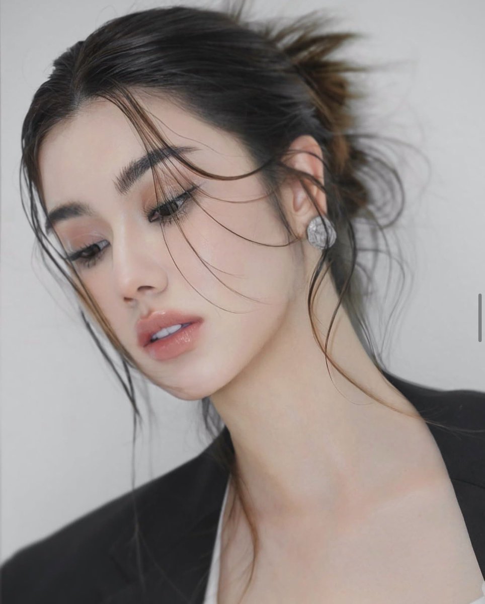 LaynNatii's tweet photo. The style, the fit and the makeupp??! That bushy black eyebrows! This is Lorena Schuett! These style on her looks very hollywood! I need her to ruin me! https://t.co/rvCWTeqjfI