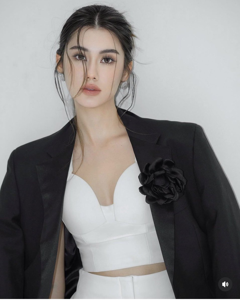 LaynNatii's tweet photo. The style, the fit and the makeupp??! That bushy black eyebrows! This is Lorena Schuett! These style on her looks very hollywood! I need her to ruin me! https://t.co/rvCWTeqjfI