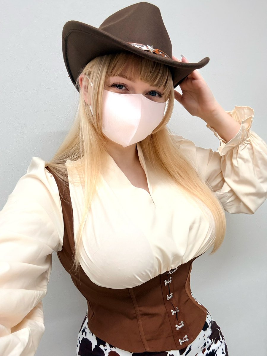 uuu_d0's tweet photo. アリスみたいな体型の人は
「日本の伝統衣装を着ちゃダメ」
ってたくさん言われたから、カウガールを試してみた🤠 https://t.co/8gHWiJgkTQ