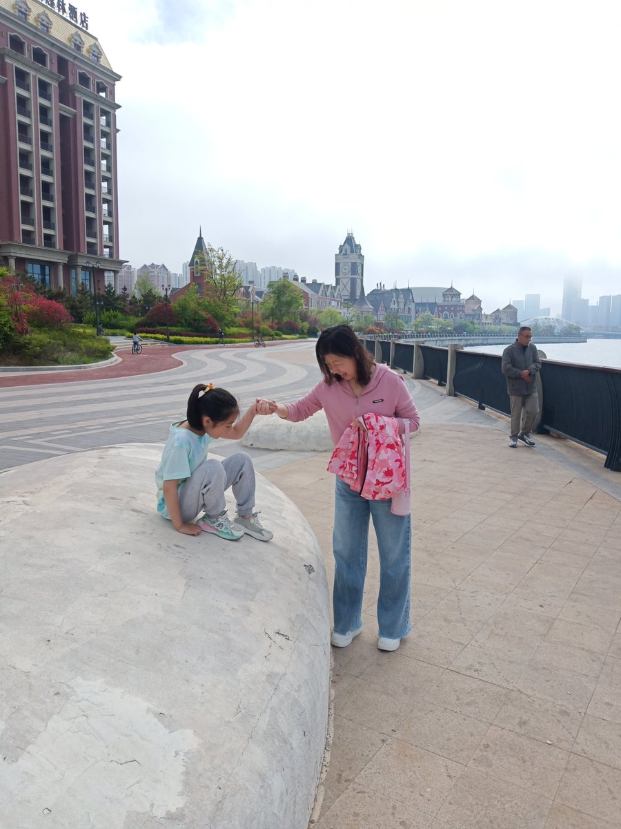 ross_griswold's tweet photo. Playing "I Spy" with my 5-year-old by the park lake  Every little discovery makes their eyes light up—quality time = the best gift! https://t.co/f0ny4nNNNv