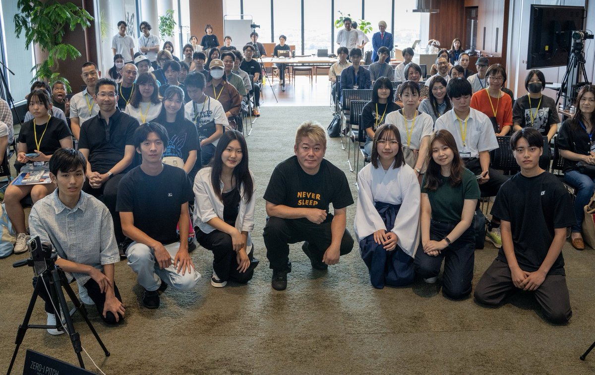 pre_tatsu's tweet photo. ＼プレゼンの達人のスクール 9月開校／
（全12回の講義）

📢「プレゼンの達人」スクール開校に伴い、第一期生（20名）を募集します！

『堀江貴文のゼロをイチにするすごいプレゼン』で紹介されている #堀江式プレゼンメソッド を学べます。忖度のないレビューと、発表・改善を繰り返す実践トレーニングを通して、プレゼン力を磨きます。

経営、起業、プロジェクト企画など、実績豊富な講師陣が、多角的な視点でプレゼン力を引き上げます。

劇団四季『ライオンキング』ヒロイン（ナラ役）を演じた熊本亜記による #表現力特化レッスン では、人前で通る声と、聞き手を引き込む表現力を鍛え上げます。

📌スクールで学べること
・3分で伝えるプレゼンの型
・結論ファースト、シンプルに伝える
・プロの発声法（理論と実践）
・デザインの基本、ピッチ資料づくり
・練習会・本番対策
※オフライン（都内）/オンラインコースが選べます

🎁スクール入会特典
特別講義や練習会、ピッチ大会、各種イベント、懇親会に参加できます。レッスン終了後も学びと交流を続けられます✨

初心者から経営者、ビジネスパーソンまでOK
まずは、DMにてお問い合わせください
✉️https://t.co/NZGnBovaRn
※お申し込みはお早めに

｜無料体験会プログラムも実施中（60分）
お申し込み（Zoom）
👉https://t.co/iWbnXoYn0U

@takapon_jp