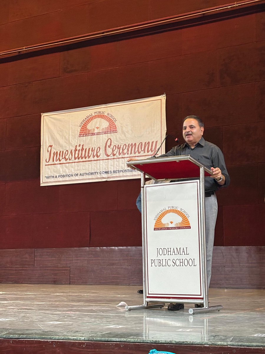JK4C_Cyber's tweet photo. SSP Yaseen Kichloo,JK4C introduced cyber preventive measures for parents &amp; students today at Jodhamal P School Jammu. They were cautioned abt excessive screen time &amp; parental supervision was urged for encouraging migration from social media platforms @Cyberdost @JmuKmrPolice https://t.co/PSwVqv50rH