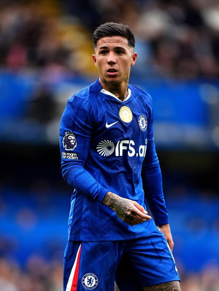 EnochCFC42's tweet photo. 🚨📢🔵 𝗘𝗫𝗖𝗟𝗨𝗦𝗜𝗩𝗘: Enzo Fernandez paid a visit to Cobham yesterday even though he’s scheduled to return on Wednesday.

— @TheAthleticFC 
#CFC https://t.co/eHhmE5t924